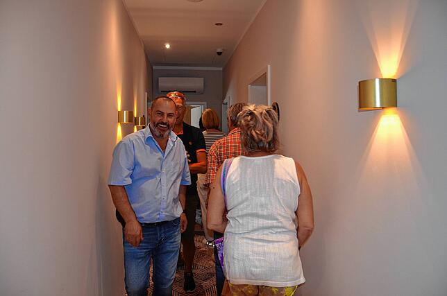 Geschäftsführer Naim Iseni (links) führt Besucher durch das Haus.