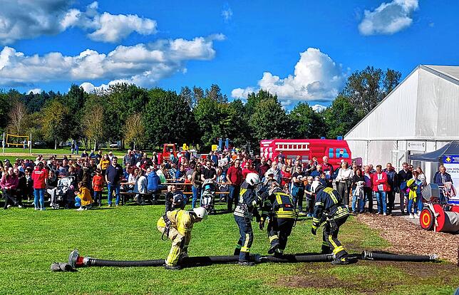 Diese Gruppe hat 2023 das silberne Leistungszeichen abgelegt und zeigt beim Tag der Feuerwehr, wie sie Hand in Hand arbeitet.