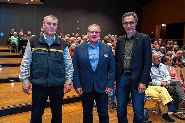 Andreas Ambrosius, Mitglied der SÜDKURIER-Chefredaktion (Mitte), begrüßt beim 70. VS-Forum zwei Waldexperten: Thomas Emmerich (links) ...