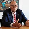 Singens Oberbürgermeister Bernd Häusler im Sommerinterview. Finanziell gesehen wird es in der Stadt künftig deutlich knapper zugehen als ...