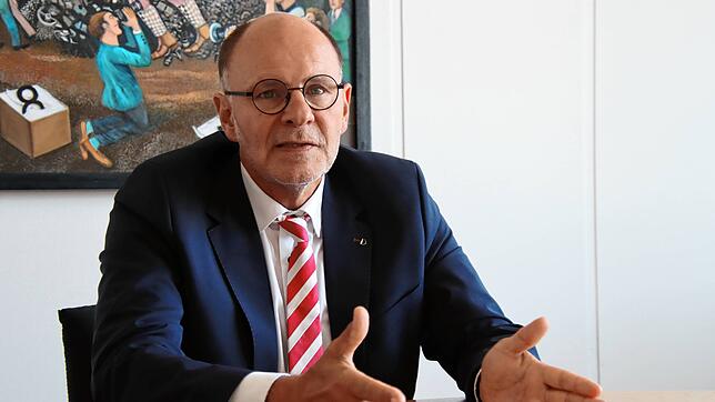 Singens Oberbürgermeister Bernd Häusler im Sommerinterview. Finanziell gesehen wird es in der Stadt künftig deutlich knapper zugehen als ...