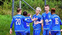 Sean Brecht (Dritter, von links) steuerte zwei Tore zum 5:1-Erfolg des SC Markdorf über den SV Mühlhausen bei. So wie auch Austyn ...