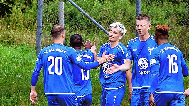 Sean Brecht (Dritter, von links) steuerte zwei Tore zum 5:1-Erfolg des SC Markdorf über den SV Mühlhausen bei. So wie auch Austyn ...