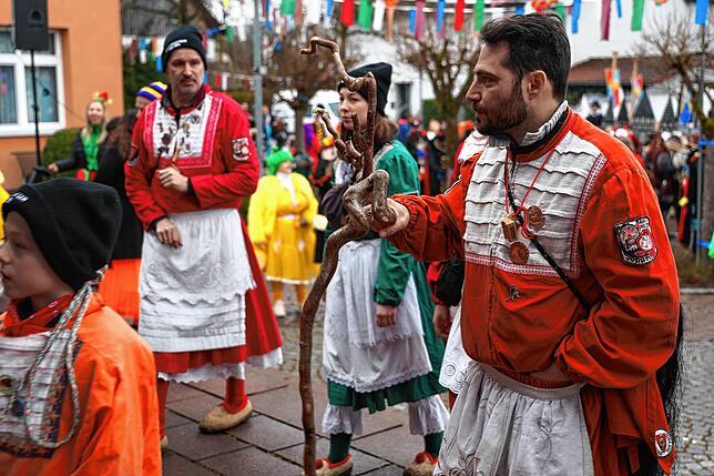 Bild 3: Rathaussturm in Moos: Gemeinde wehrt sich als römische Armee – Die Bilder vom Fasnacht-Spektakel!