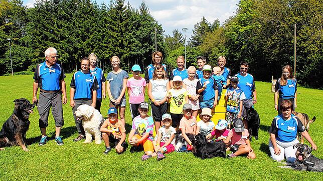 Beim Ferienprogramm des Blumberger Schäferhundevereins lernen 15 Kinder den Umgang mit Hunden. Unser Bild zeigt deie Kinder mit den ...