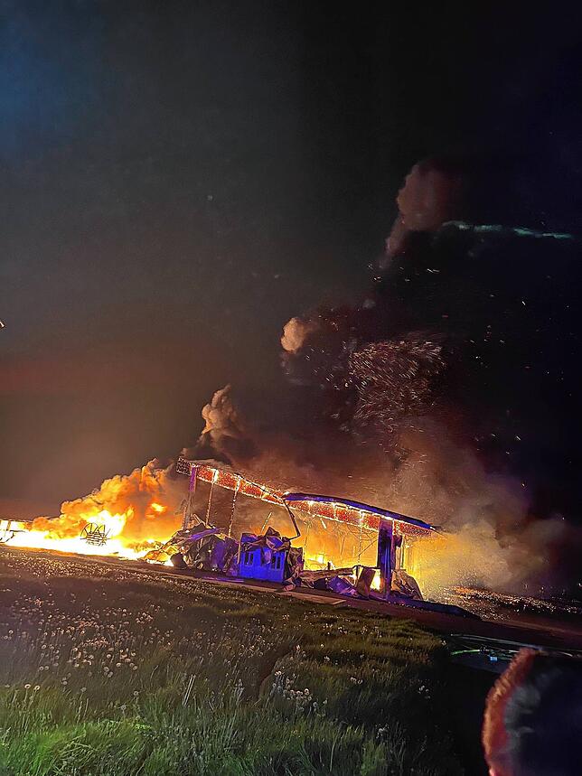 Beim Eintreffen der Feuerwehr steht die Halle schon komplett in Flammen.