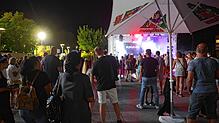 Bild : Seenachtfest 2024: Party auf dem Festgelände. Hier sorgen DJs und Bands für Stimmung bei den Gästen