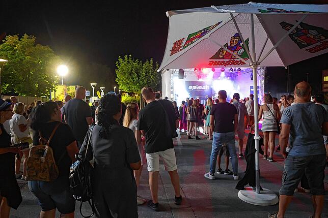 Bild 1: Seenachtfest 2024: Party auf dem Festgelände. Hier sorgen DJs und Bands für Stimmung bei den Gästen