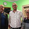 Hans J. (rechts, Name von der Redaktion geändert) freut sich, dass er wieder eine Wohnung hat – dank einer Kooperation des ...
