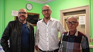 Hans J. (rechts, Name von der Redaktion geändert) freut sich, dass er wieder eine Wohnung hat – dank einer Kooperation des ...