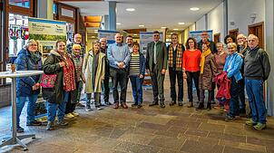 Die Ausstellungseröffnung im Landratsamt Waldshut mit Landrat Martin Kistler und einigen Nabu-Mitgliedern. Foto: Dieter Schäuble
