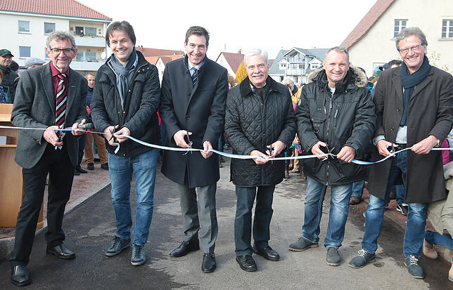 Geben die Riedbrücke symbolisch mit dem Durchtrennen des Bandes frei, v. links Franz Wild, Bauleiter Marcus Greiner, OB Erik Pauly, ...