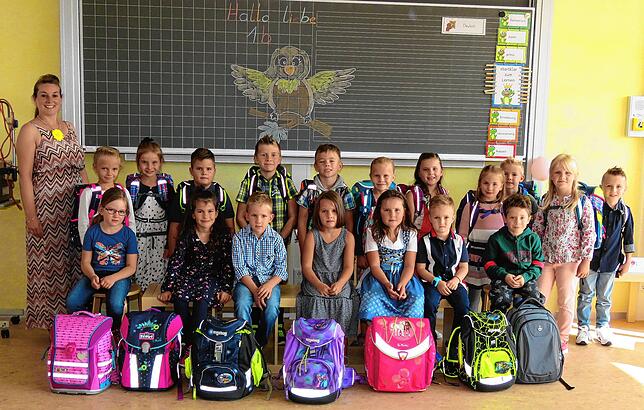 Die 18 Kinder der Klasse 1b der Grundschule Geisingen mit Klassenlehrerin Angela Lutsch.
