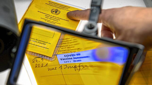 Mit gefälschten Impfpässen versuchen Impfgegner digitale Zertifikate zu bekommen.