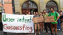 (Archivbild) Demonstration vor der Ratssitzung: Mitglieder von Fridays for Future protestieren gegen einen Einstieg des fossil geprägten ...