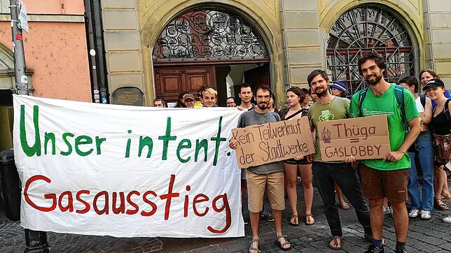 (Archivbild) Demonstration vor der Ratssitzung: Mitglieder von Fridays for Future protestieren gegen einen Einstieg des fossil geprägten ...