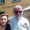 Sylvia und Maurizio Canestrini vor dem Ristorante Pinocchio in der Laube. Nach über 35 Jahren schließen die beiden ihre Gastronomie.