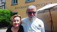 Sylvia und Maurizio Canestrini vor dem Ristorante Pinocchio in der Laube. Nach über 35 Jahren schließen die beiden ihre Gastronomie.