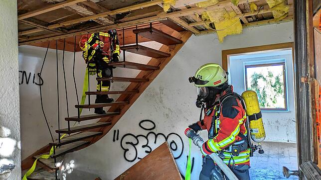 Die Feuerwehr Stockach übte im seit Jahren leerstehenden Gebäude auf dem Lutz-Areal den Ernstfall. Dort war früher eine Gärtnerei mit ...