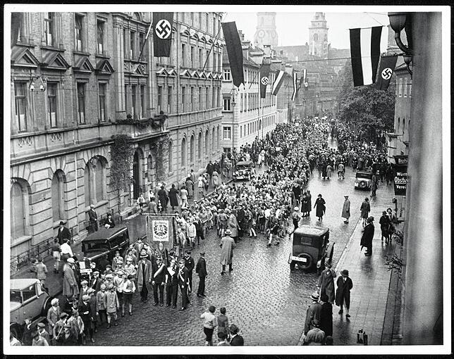 Umzug zum 1. Mai 1933 vor dem „Hotel Silber“ in Stuttgart.