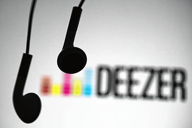 Das Angebot von Deezer kann man komplett kostenlos nutzen, wenn man sich nicht an der eingeblendeten Werbung stört.