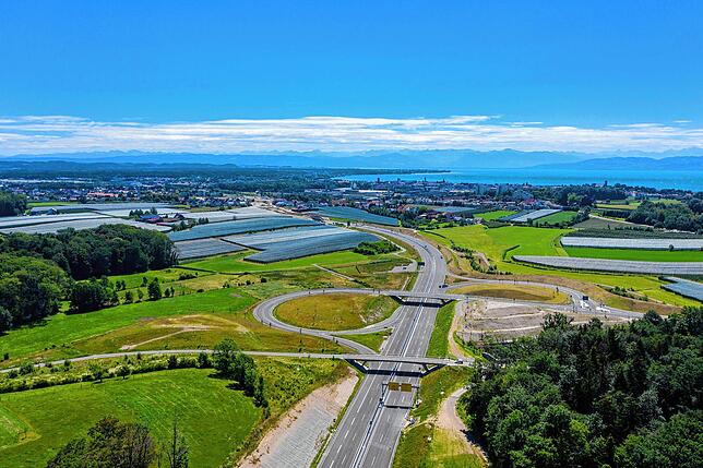 Bild 11: Bevor der Verkehr rollt, zeigen wir Ihnen aktuelle Luftbilder und Videos von der B 31-neu zwischen Immenstaad und Friedrichshafen