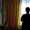 Eine Frau steht vor einem Fenster und ist im Gegenlicht nur als dunkle Silhouette erkennbar. Ob sich Corona und all die ...