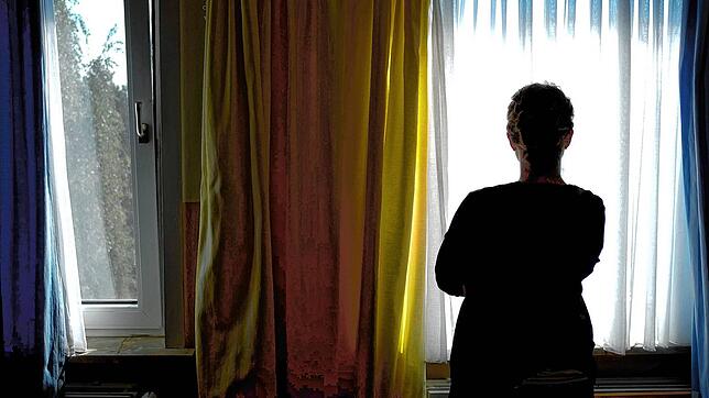 Eine Frau steht vor einem Fenster und ist im Gegenlicht nur als dunkle Silhouette erkennbar. Ob sich Corona und all die ...