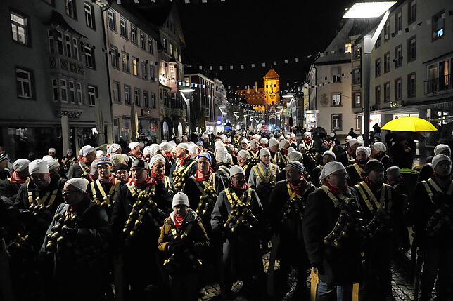 Hunderte von Rollenträgern sammeln sich vor dem Narrenbrunnen in der Oberen Straße.