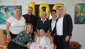 Feiern gemeinsam mit Herta Labude ihren 108. Geburtstag, (hinten von links): Pflegedienstleiterin Elena Moor, Pfarrer Ulf Weber, ...