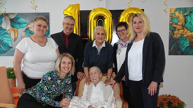 Feiern gemeinsam mit Herta Labude ihren 108. Geburtstag, (hinten von links): Pflegedienstleiterin Elena Moor, Pfarrer Ulf Weber, ...