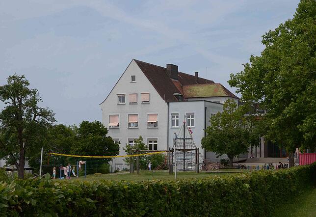 Eine bewegte Schule im Grünen. Die bestehenden Pläne legen Wert auf den Erhalt der Grünflächen.