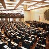 Blick in den Bonner Plenarsaal während einer Regierungserklärung von Bundeskanzler Helmut Schmidt, 1980. Hätte das Parlament hierbleiben ...