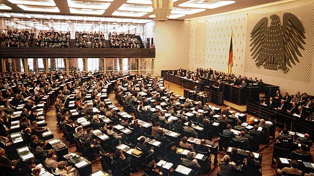 Blick in den Bonner Plenarsaal während einer Regierungserklärung von Bundeskanzler Helmut Schmidt, 1980. Hätte das Parlament hierbleiben ...