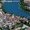 Die Bad Säckinger Innenstadt aus der Vogelperspektive: ganz oben das Rheinkraftwerk, rechts die historische Holzbrücke, im Zentrum das ...