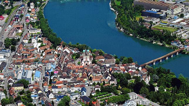 Die Bad Säckinger Innenstadt aus der Vogelperspektive: ganz oben das Rheinkraftwerk, rechts die historische Holzbrücke, im Zentrum das ...