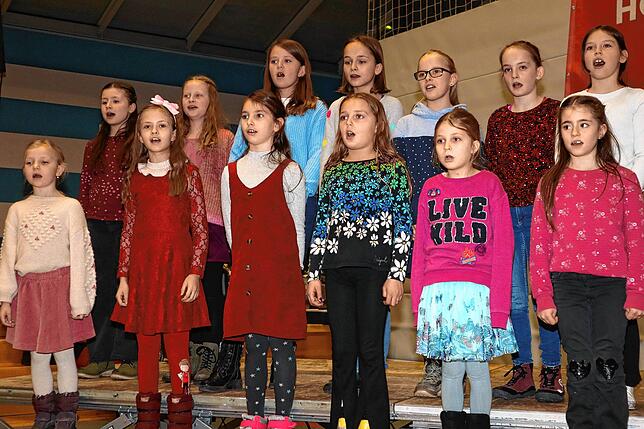 Der Kinderchor Schwenningen unter Leitung von Britta Neher überrascht die rund 300 Gäste des Neujahrsempfangs mit einigen schönen Liedern.