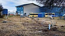 Auf dieser Fläche im Vordergrund soll im Gewerbegebiet Grafenhausen die Windmühle entstehen, die Strom erzeugen und als Wohnhaus dienen ...