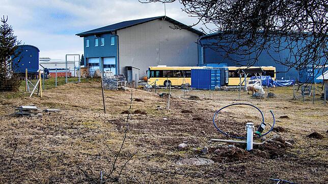 Auf dieser Fläche im Vordergrund soll im Gewerbegebiet Grafenhausen die Windmühle entstehen, die Strom erzeugen und als Wohnhaus dienen ...