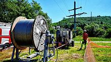 Die Naturenergie Netze GmbH rüstet die 20-kV-Leitung zwischen Maulburg und Schopfheim mit einem leistungsstarken Glasfaser-Luftkabel ...