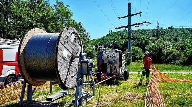 Die Naturenergie Netze GmbH rüstet die 20-kV-Leitung zwischen Maulburg und Schopfheim mit einem leistungsstarken Glasfaser-Luftkabel ...
