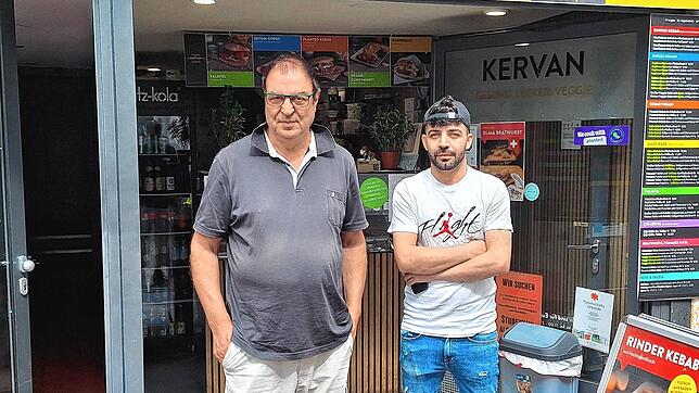Musa Cebe und Ramadhan Ahmed Ramadhan vor ihrem Döner-Imbiss in der Wessenbergstraße.
