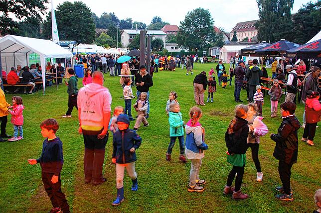 Bild 22: Besucher feiern trotz Regen auf 34. Walder Dorffest