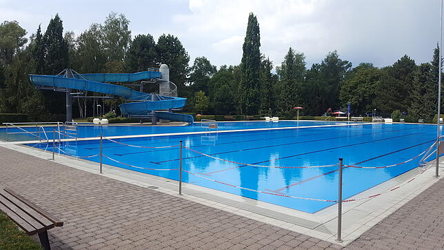 Das Parkschwimmbad überzeugt mit seiner langen Rutschbahn. Nur bei Gewitter müssen alle Badegäste aus dem Wasser.