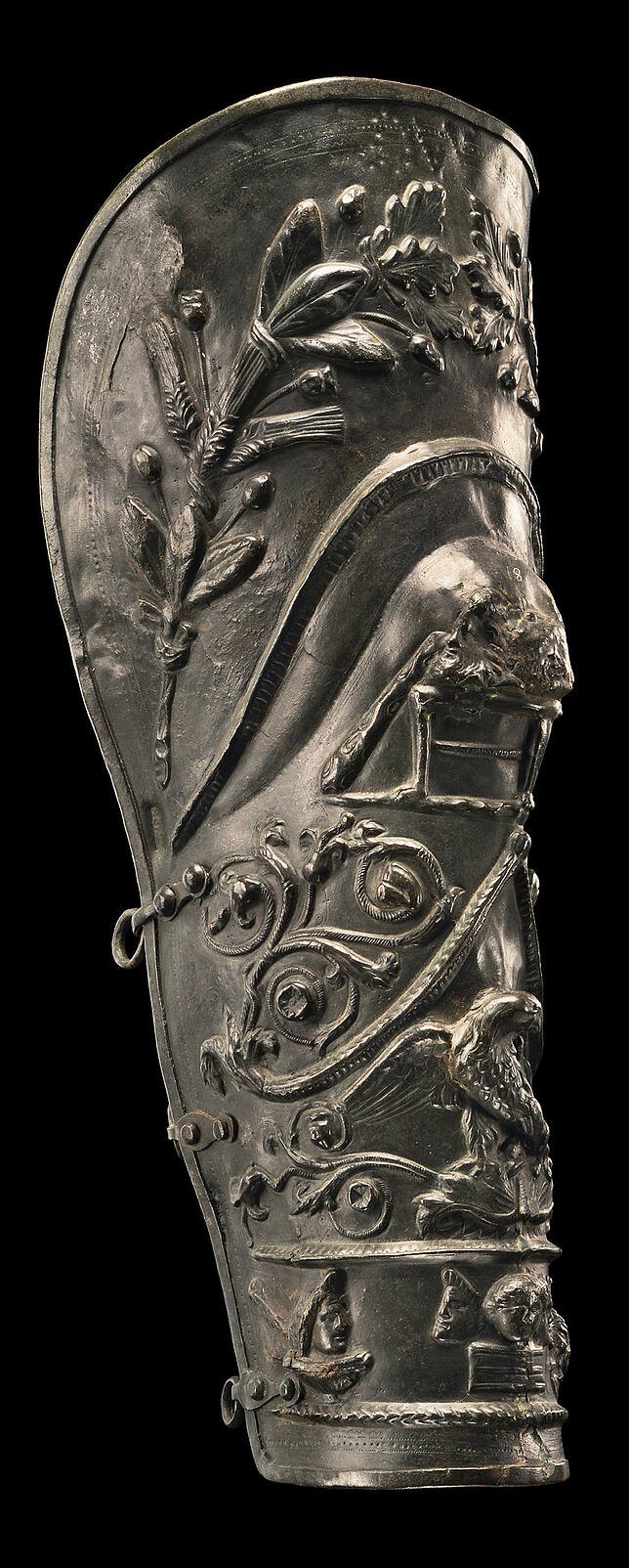 Die Beinschiene eines Gladiators aus der Kaserne von Pompeji (erstes Jahrhundert nach Christus) aus dem Museo Archeologico Nazionale di ...