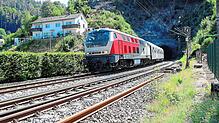 Eine Überraschung &ndash; anstelle der Dampflok fährt eine Diesellok aus dem kleinen Triberger Tunnelausgang Richtung Bahnhof. Bild: ...