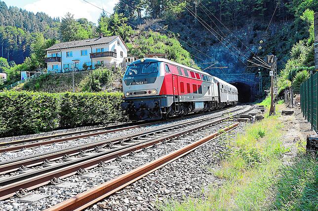 Eine Überraschung &ndash; anstelle der Dampflok fährt eine Diesellok aus dem kleinen Triberger Tunnelausgang Richtung Bahnhof. Bild: ...