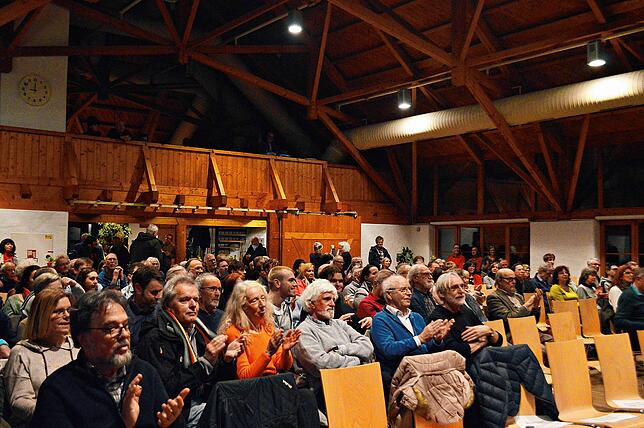Der Saal im Dorfgemeinschaftshaus Nußdorf war so gut wie voll. Laut Veranstalter kamen etwa 230 Gäste.