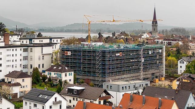 Das neue Pflegeheim auf der Mettnau (Bildmitte) befindet sich derzeit im Bau &ndash; und im zeitlichen Verzug. Statt im Sommer dieses ...