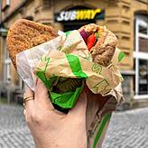 Ein Sandwich und ein Cookie bei der Fastfood-Kette Subways ist sehr viel eingepackt. Das Sandwich in einem Einwickelpapier (50 Cent), ...